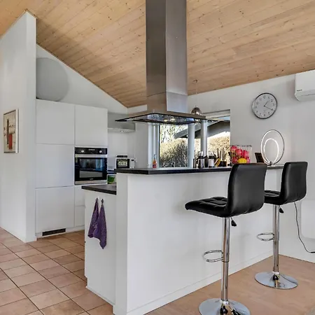 Dom wakacyjny Stunning In V With Kitchen Esbjerg